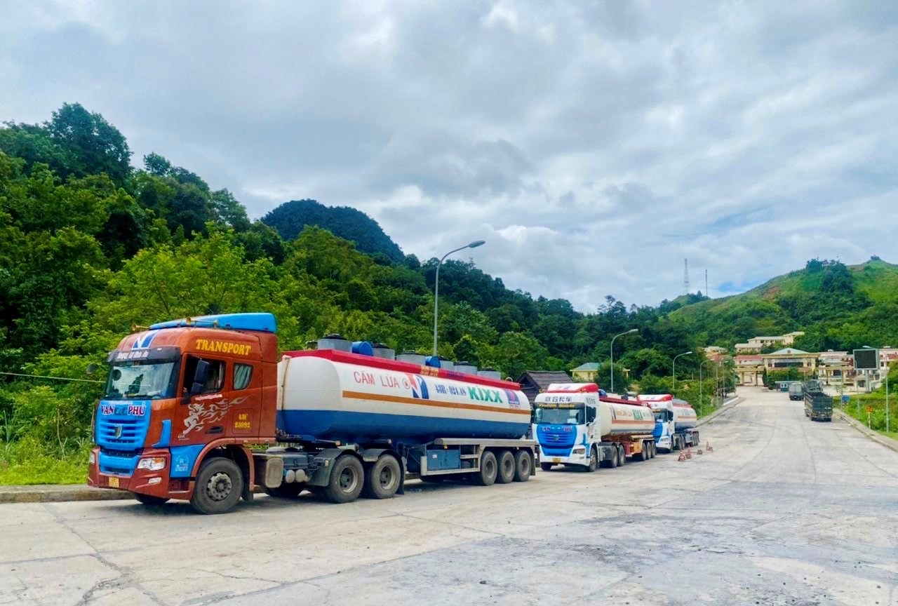 Xe bồn chở dầu DO cho PVOIL Lào qua cửa khẩu quốc tế Nậm Cắn