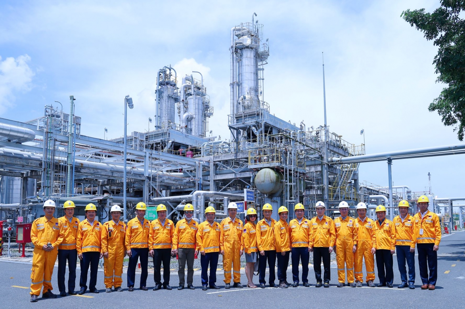 Đoàn công tác của Tập đoàn Dầu khí Việt Nam do Phó Tổng Giám đốc Lê Xuân Huyên làm trưởng đoàn đã đến thăm Nhà máy Chế biến Khí Vũng Tàu