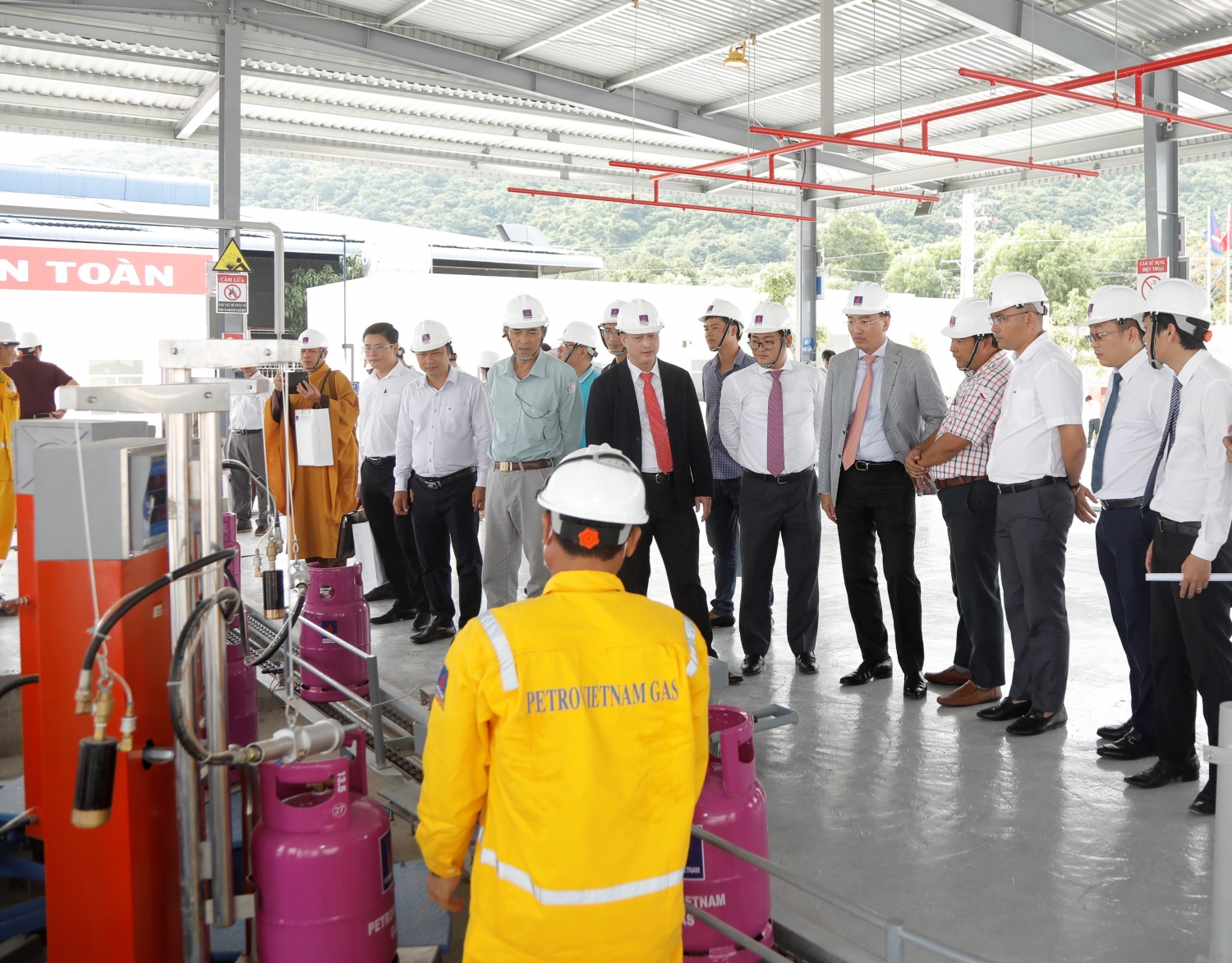 Các đại biểu thăm quan quy trình hoạt động của Trạm chiết nạp LPG Bà Rịa - Vũng Tàu
