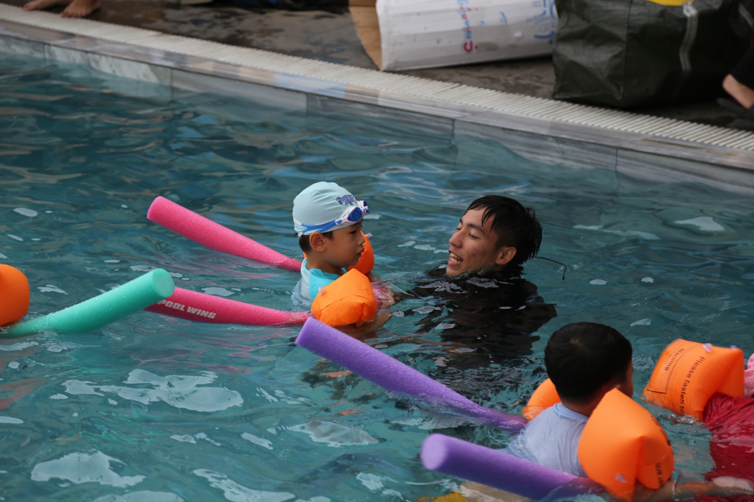 Đoàn Thanh niên PPS và Petro Hotel tổ chức dạy bơi và kỹ năng phòng chống đuối nước cho con CBCNV