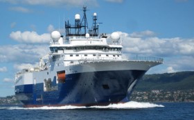 Tàu địa chấn PTSC G&S cứu sống 2 ngư dân trên biển