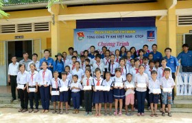 PV Gas thăm và tặng quà cho học sinh nghèo vượt khó
