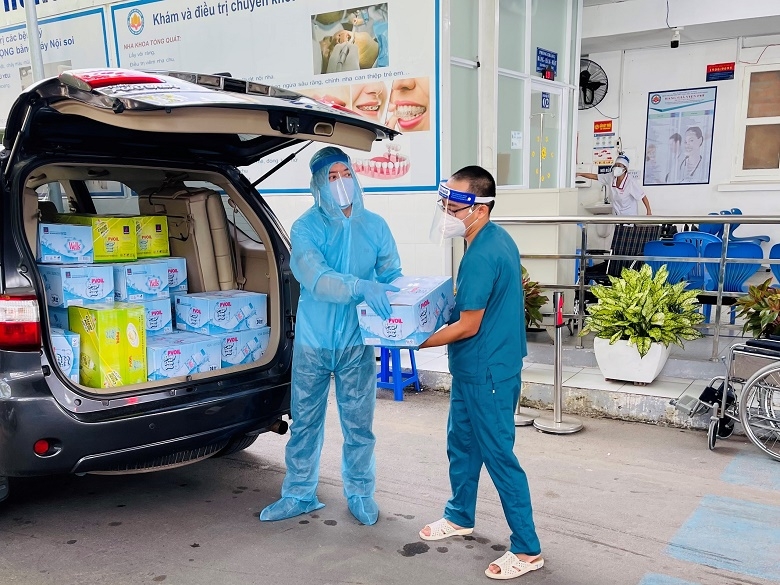 PVOIL tặng nước uống cho bệnh viện