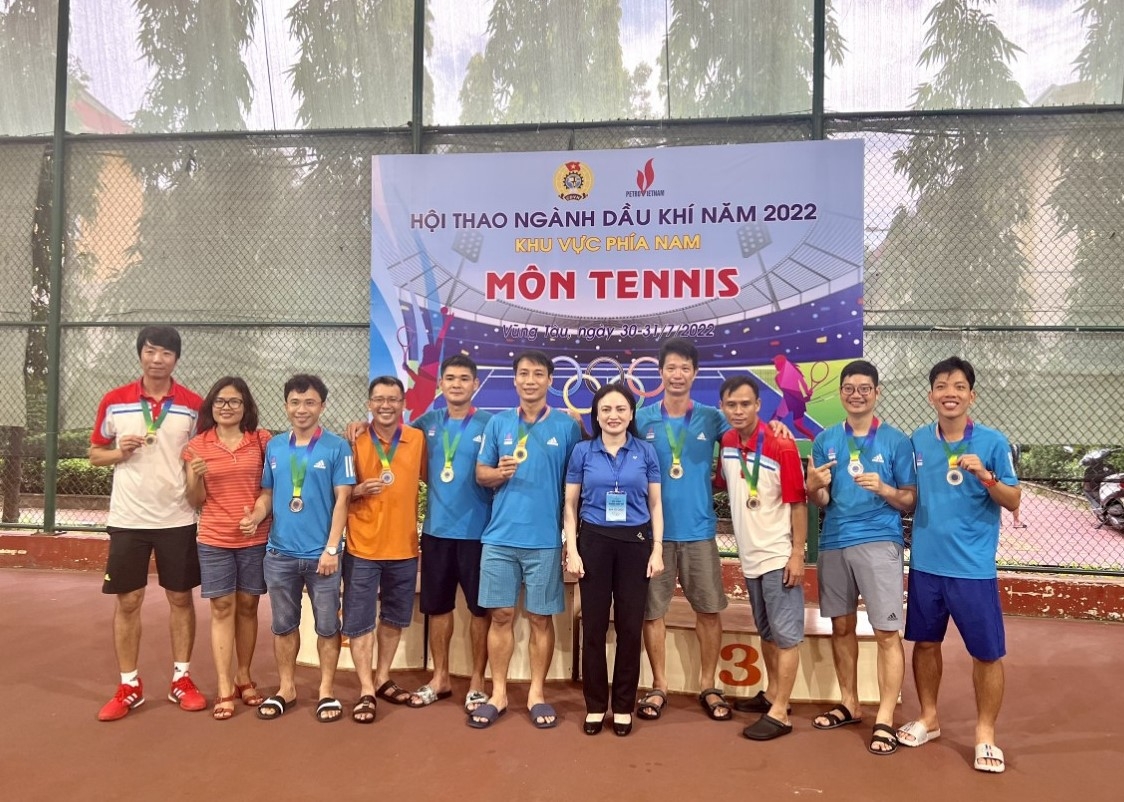Chủ tịch Công đoàn DKVN chúc mừng đội tuyển Tennis PV GAS giành được nhiều huy chương quan trọng