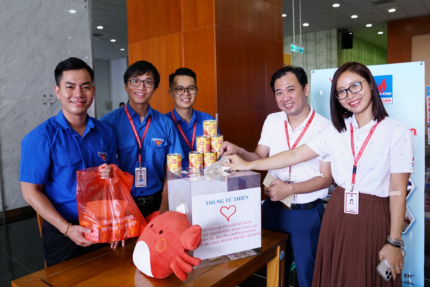 hàng trăm lon sữa và quà tặng, hàng triệu đồng tiền mặt đã được quyên góp cho chương trình từ thiện “Điều ước cho em”