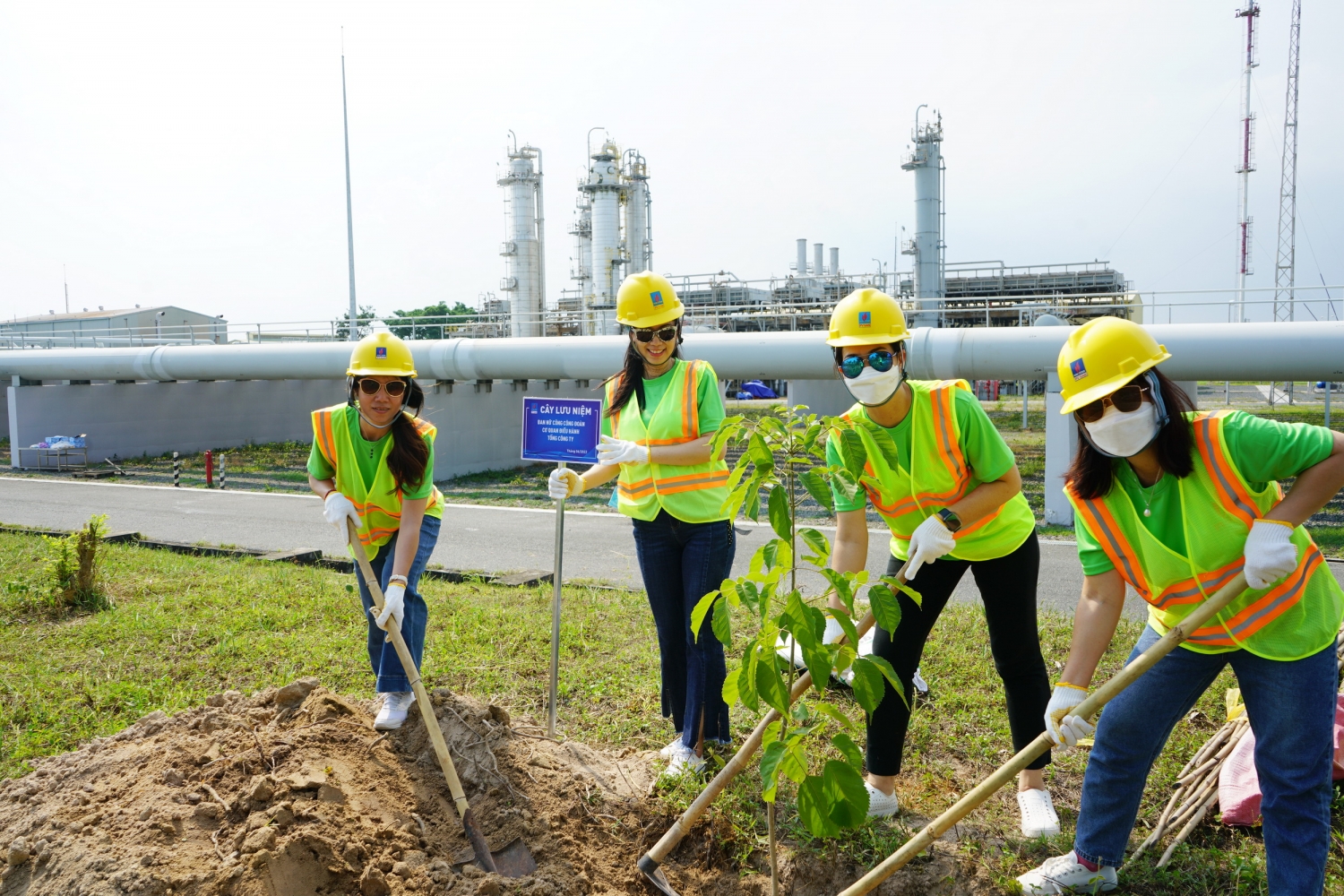NLĐ PV GAS tích cực tham gia các hoạt động bảo vệ môi trường, trồng cây xanh làm đẹp công trình khí