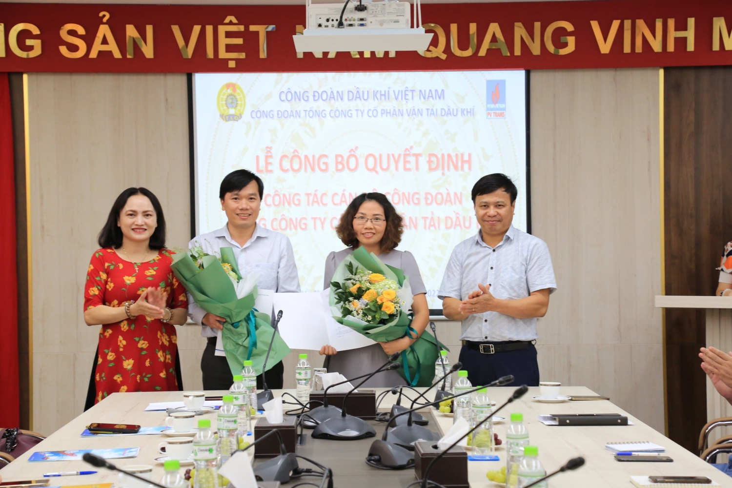 ồng chí Trần Chí Thành và đồng chí Phạm Thị Thoa (đứng giữa, từ trái qua) nhận Quyết định công nhận Phó Chủ tịch Công đoàn PVTrans nhiệm kỳ 2018 – 2023.