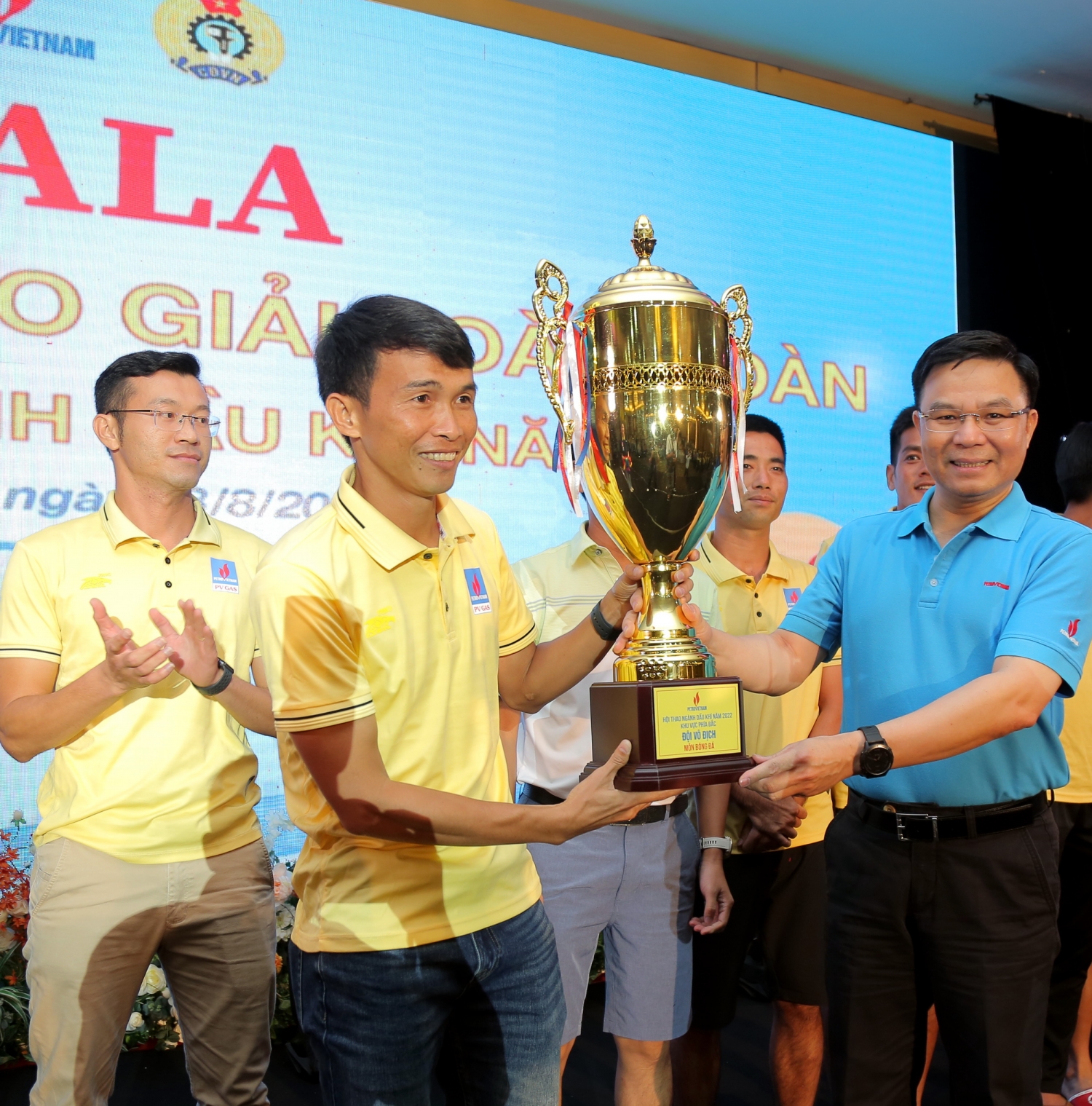 Tổng giám đốc Tập đoàn trao Cúp Vàng Vô địch cho đội tuyển bóng đá PV GAS