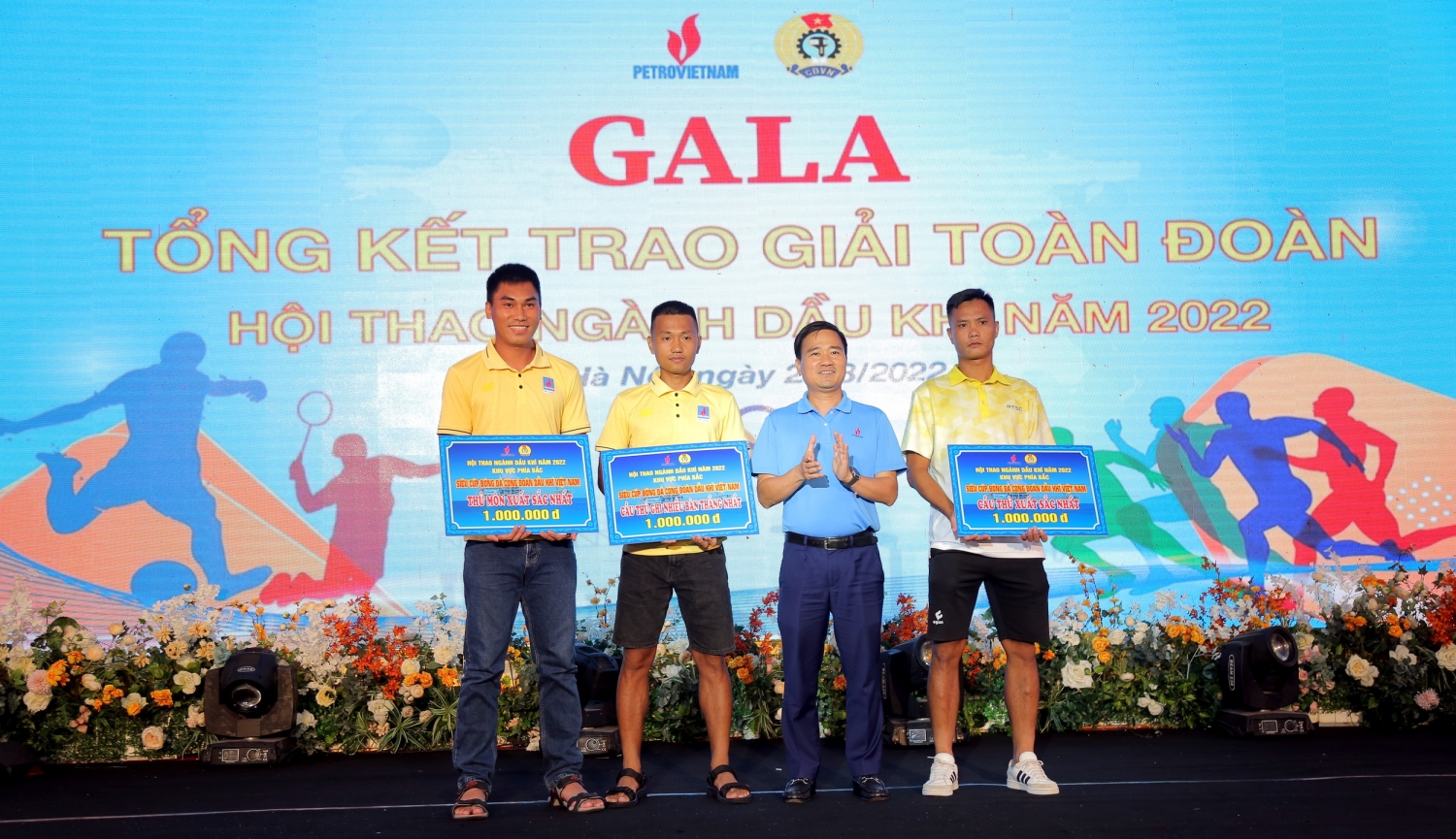 Các cầu thủ PV GAS nhận giải thưởng cá nhân của giải đấu