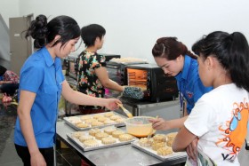 PV Gas làm 1.000 bánh Trung thu tặng trẻ em nghèo