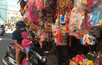 TP Hồ Chí Minh: Thị trường lồng đèn Trung thu đìu hiu, giá vẫn tăng