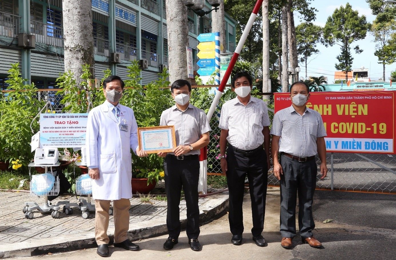 Lãnh đạo PVTrans trao tặng hỗ trợ Bệnh viện Quân dân Y Miền Đông Tp.HCM 
