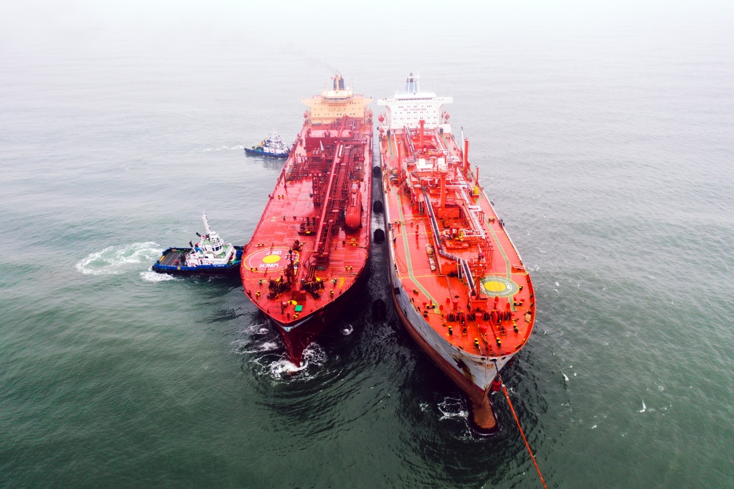 Tàu kho nổi Viet Dragon 68 (bên phải) tiếp nhận chuyến LPG lạnh đầu Xuân Nhâm Dần 2022