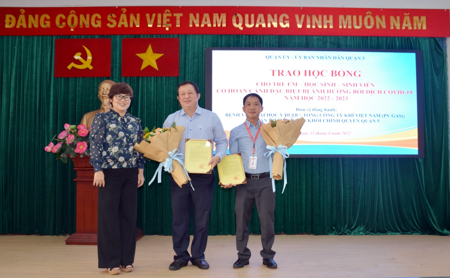 Đại diện lãnh đạo UBND Quận 5 gửi lời cảm ơn đến 2 đơn vị đồng hành: Tổng Công ty Khí Việt Nam và Bệnh viện Đại học Y dược TP. HCM