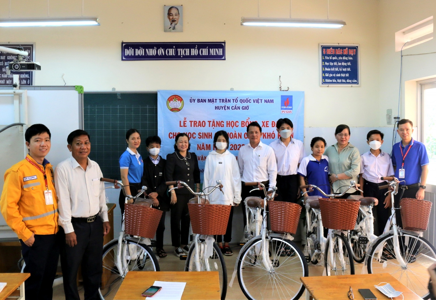 KĐN trao tặng xe đạp cho các em học sinh 