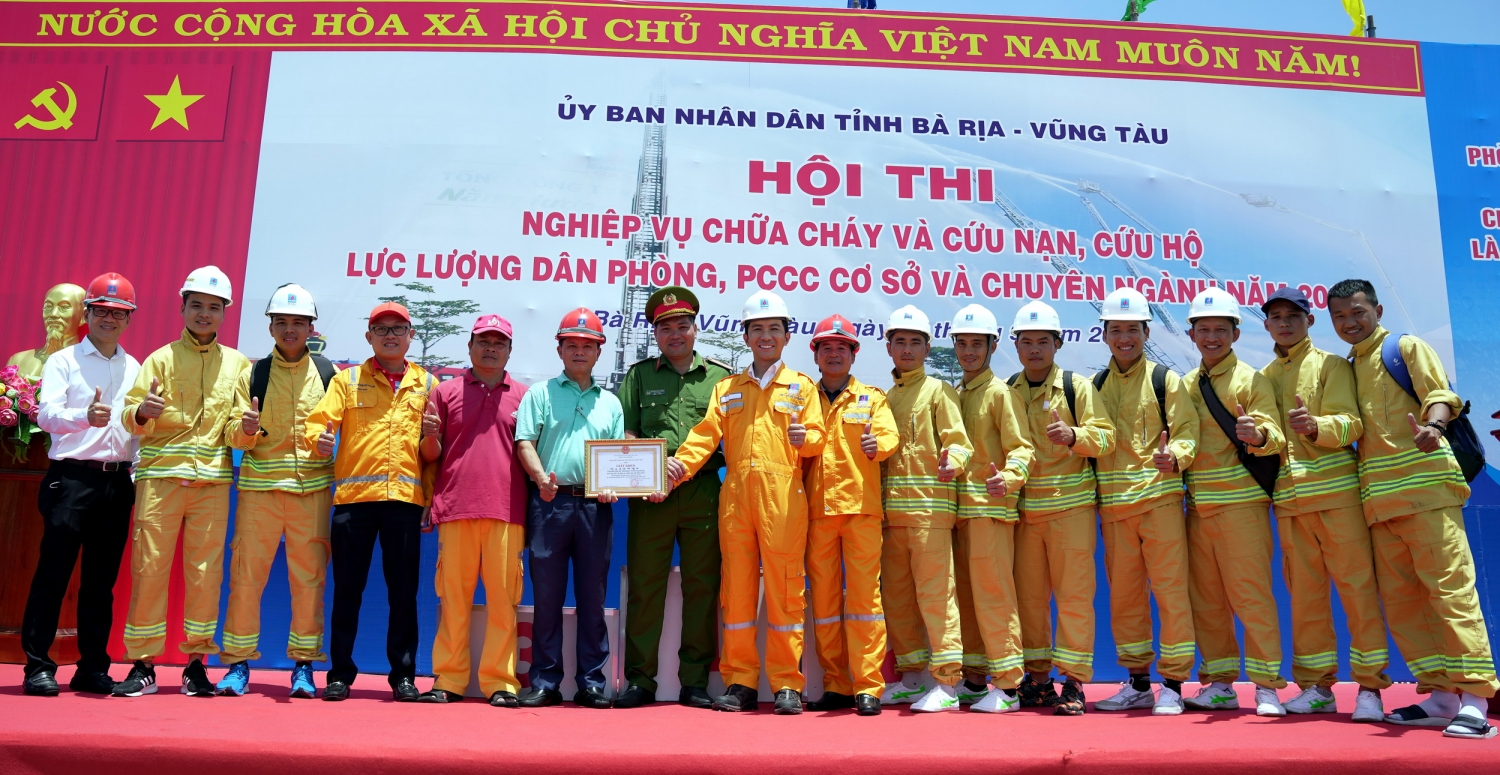 Đội tuyển PCCC KVT nhận khen thưởng Giải Nhất phần thi dành cho lực lượng PCCC chuyên ngành.