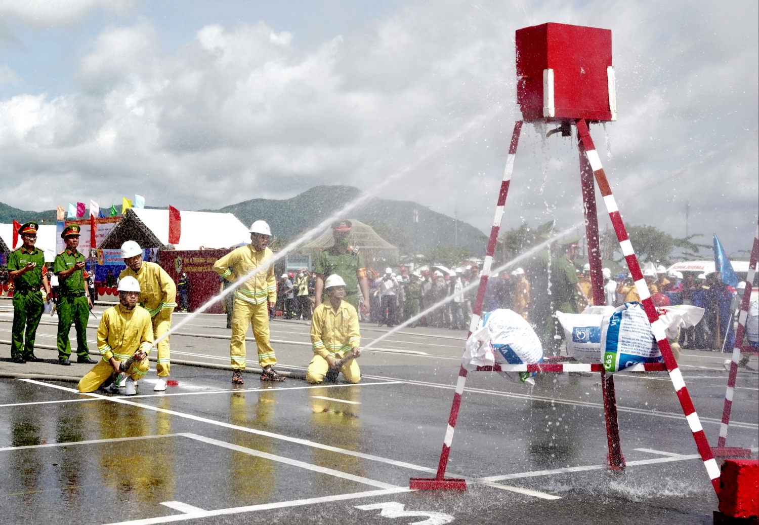 Đội tuyển KVT thực hiện bài thi sử dụng xe chữa cháy để dập lửa nhanh