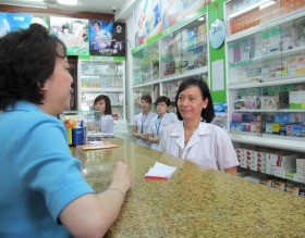 Bệnh nhân “oằn vai” với giá thuốc và dịch vụ y tế
