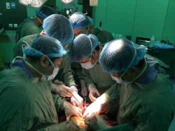 Phẫu thuật lấy khối bướu lớn ở thận phải cho bệnh nhân