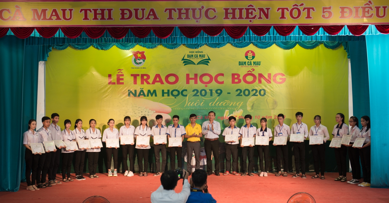 100 hoc sinh thpt duoc trao hoc bong dam ca mau hat ngoc mua vang nam hoc 2019 2020