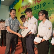 100 học sinh THPT được trao học bổng “Đạm Cà Mau – Hạt ngọc mùa vàng” năm học 2019 – 2020