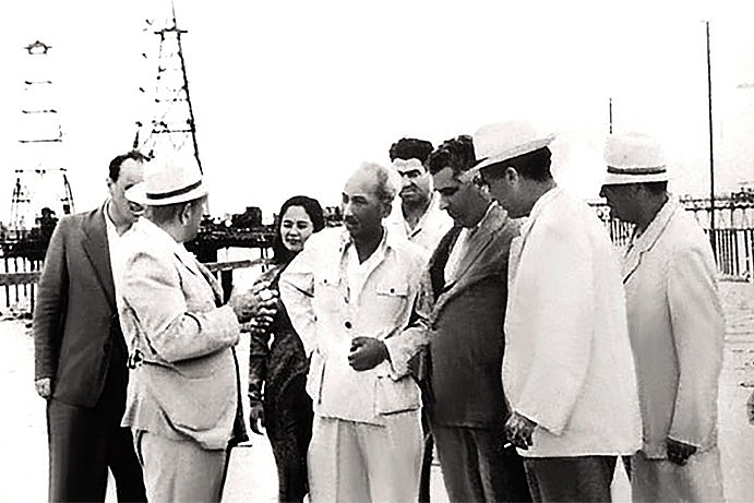 Bác Hồ thăm khu công nghiệp Dầu khí Bacu (Liên Xô cũ) năm 1959.