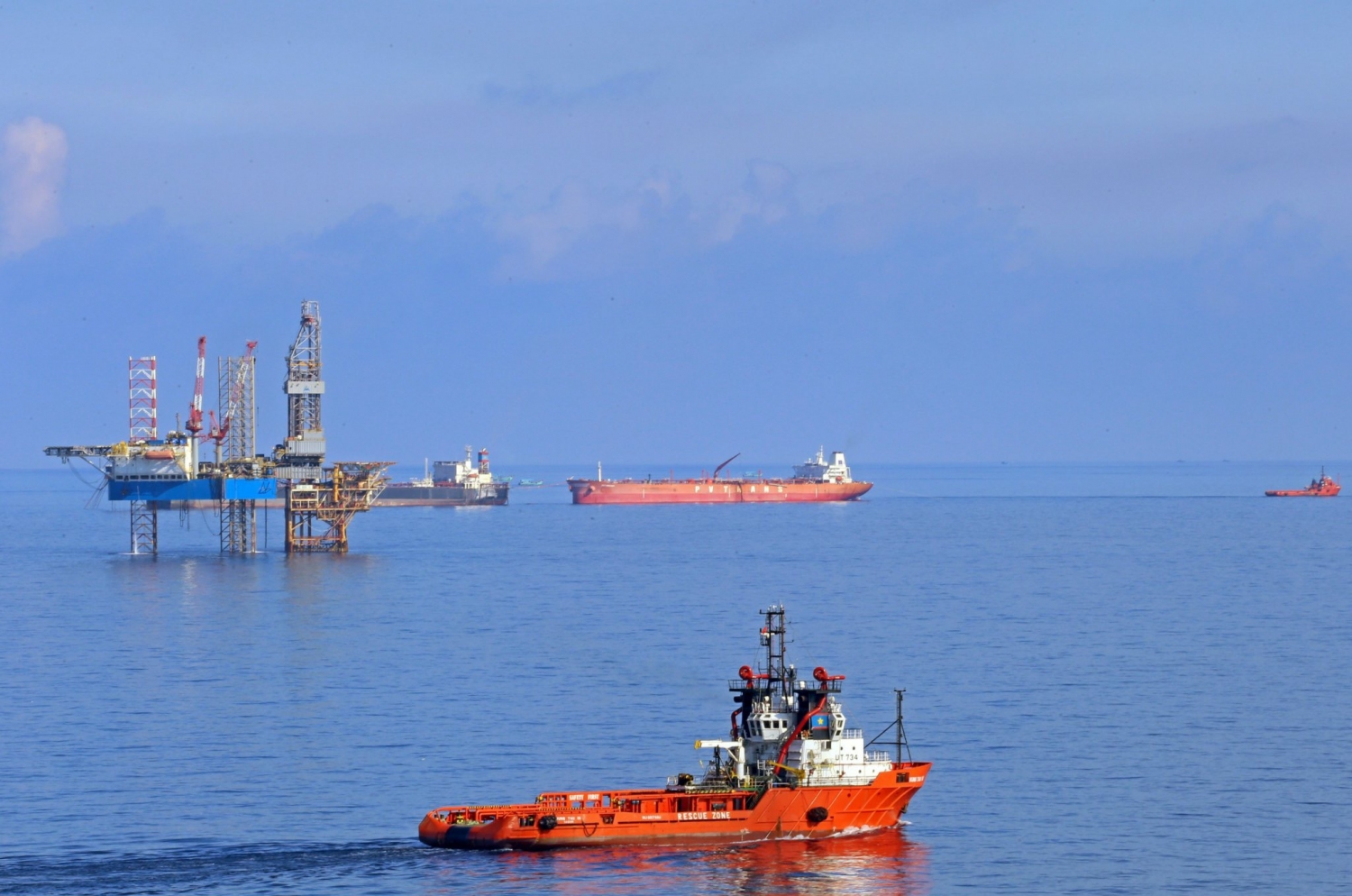 Các công trình dầu khí trên biển - Ảnh Vương Thái