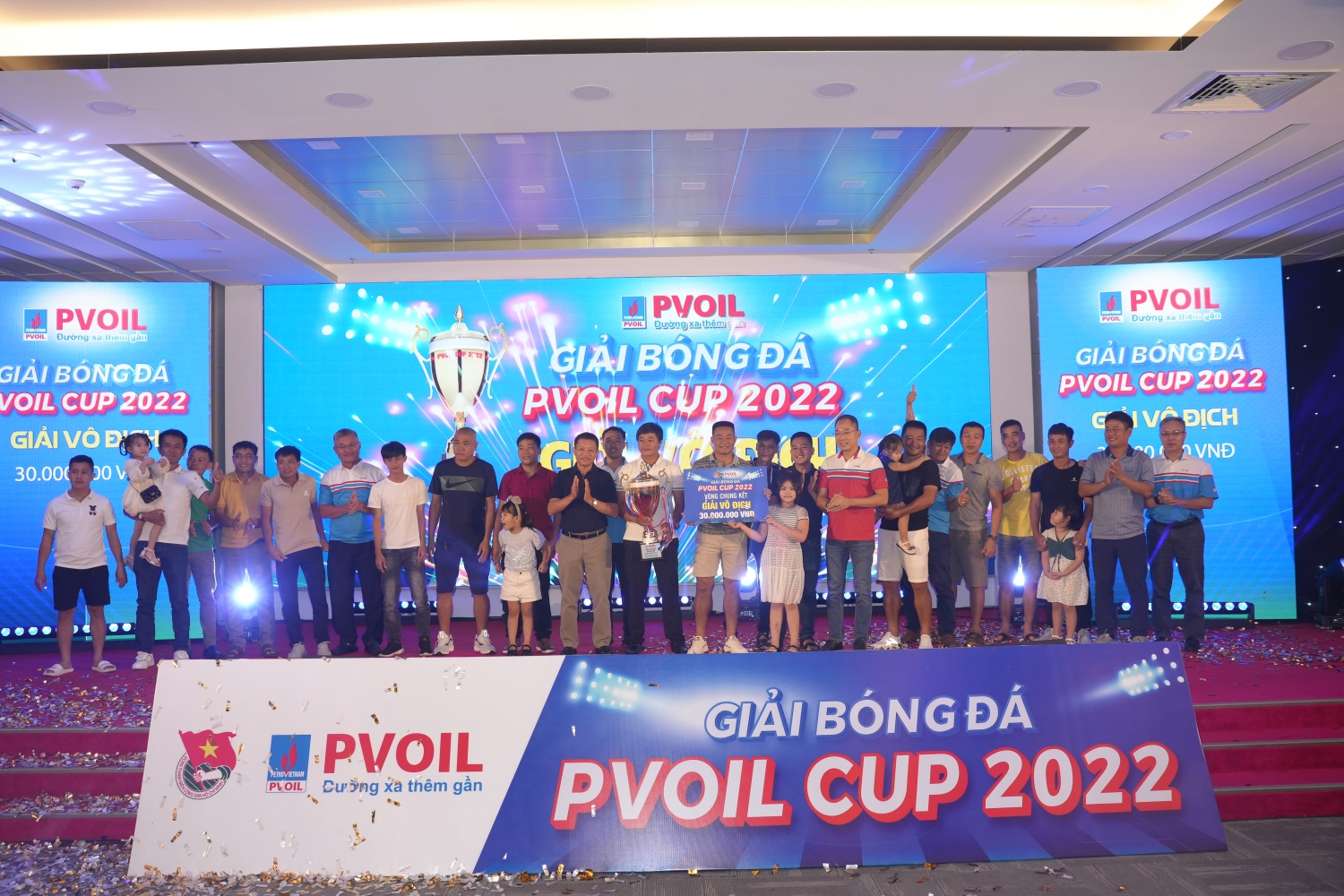 Lãnh đạo Tổng công ty trao Cúp vô địch cho Liên quân PVOIL Miền Trung - PVOIL Quảng Ngãi