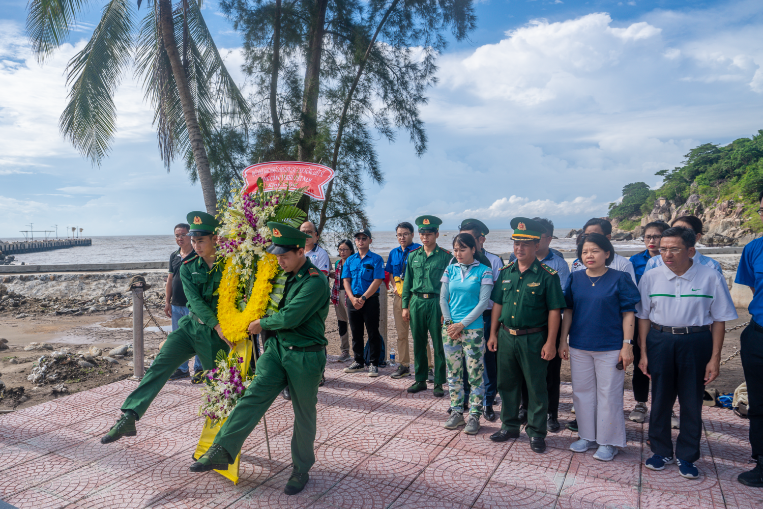 Đoàn công tác dâng hương tưởng nhớ các chiến sĩ hy sinh tại đảo Hòn Khoai