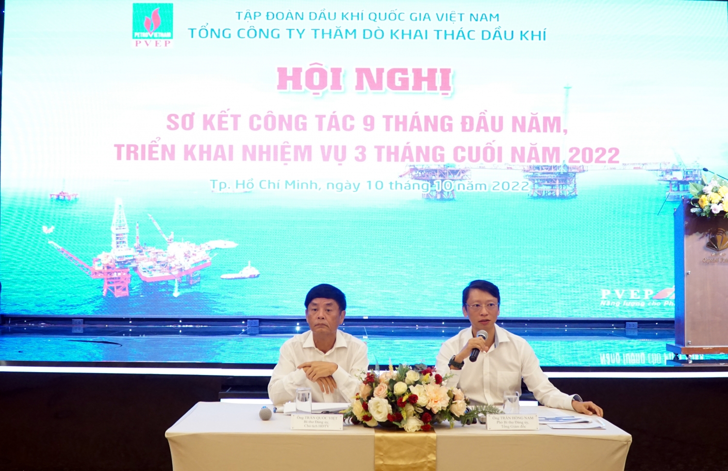 Ông Trần Quốc Việt, Chủ tịch HĐQT PVEP và ông Trần Hồng Nam, Tổng Giám đốc PVEP chủ trì Hội nghị. 