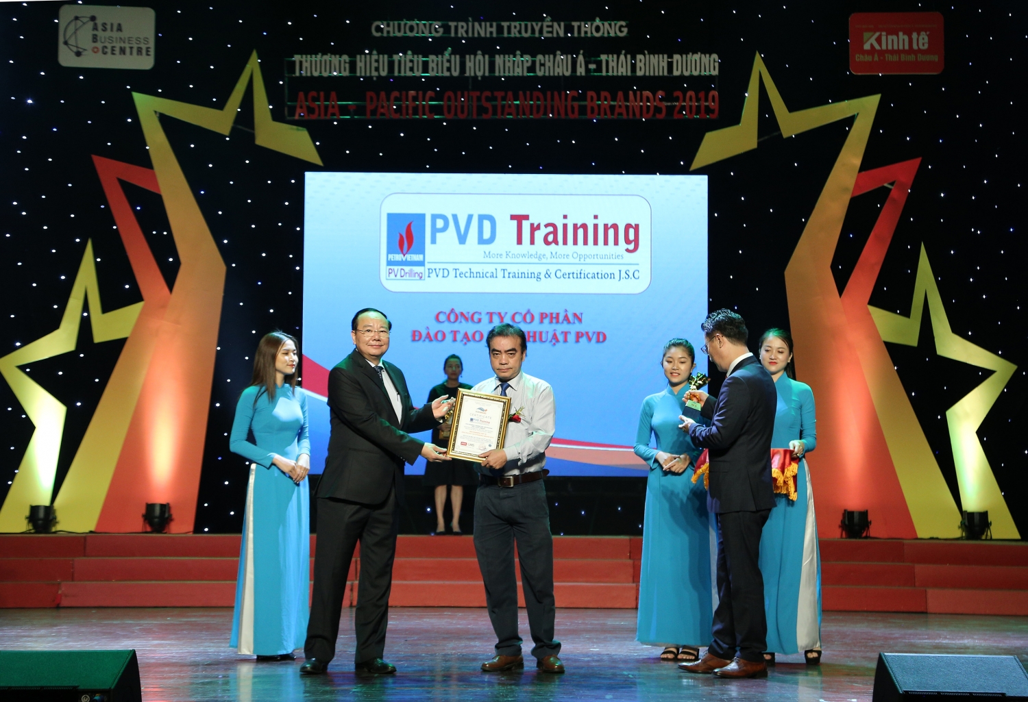 Đại diện PVD Training nhận Giải thưởng Top 10 Outstanding Brand Pacific ASIA năm 2019.