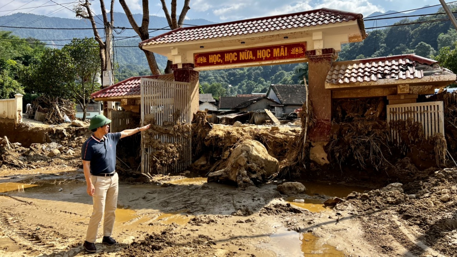 Trung tâm chính trị huyện Kỳ Sơn ngổn ngang trong bùn đất