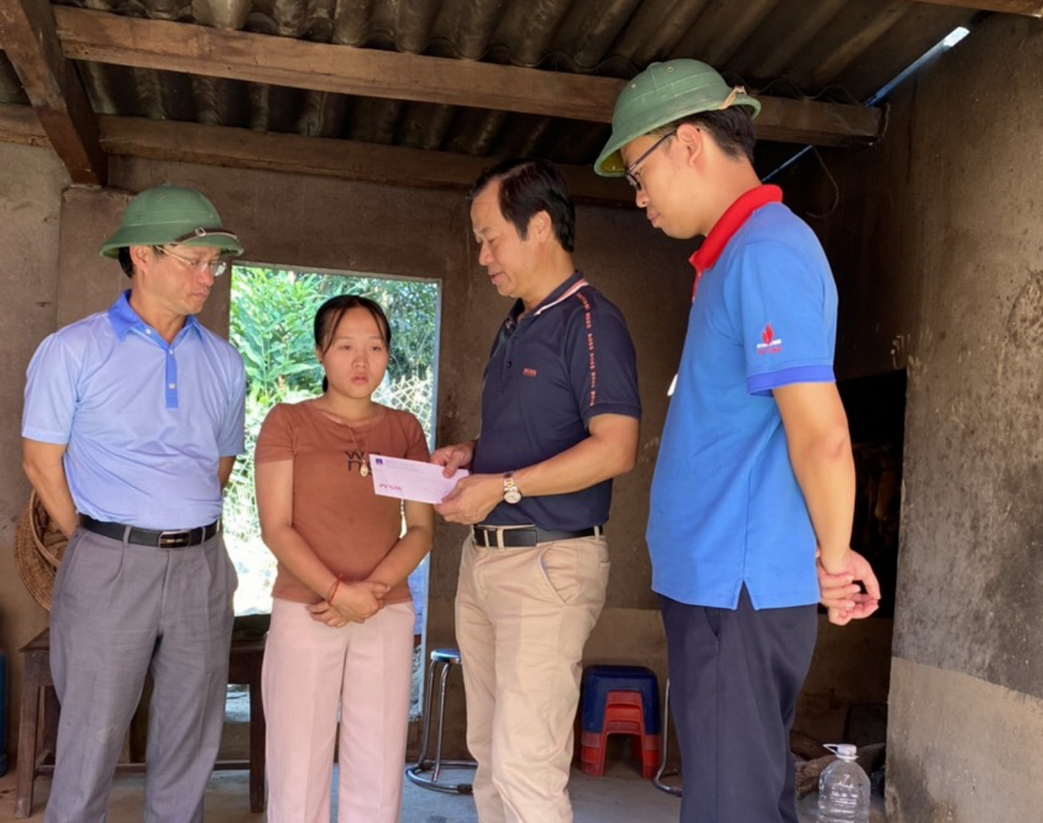 Ông Trần Xuân Thành – Chủ tịch Công đoàn, Chủ tịch Hội CCB PV GAS động viên và trao tặng hỗ trợ cho gia đình có người thiệt mạng do lũ cuốn
