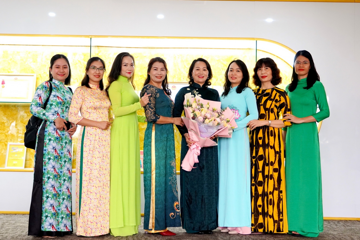 Chị em nữ CBCNV Công ty CP CNG Việt Nam nhận lời chúc mừng tốt đẹp nhân ngày 20/10