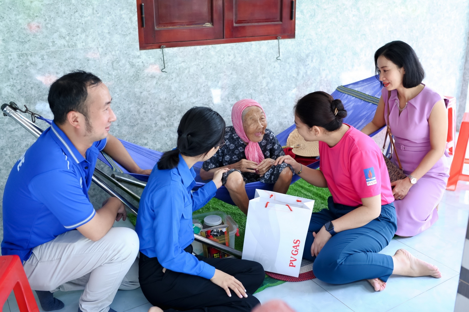Ban Nữ công Công đoàn PV GAS đến thăm và tặng quà 5 Bà mẹ VNAH tỉnh Tiền Giang