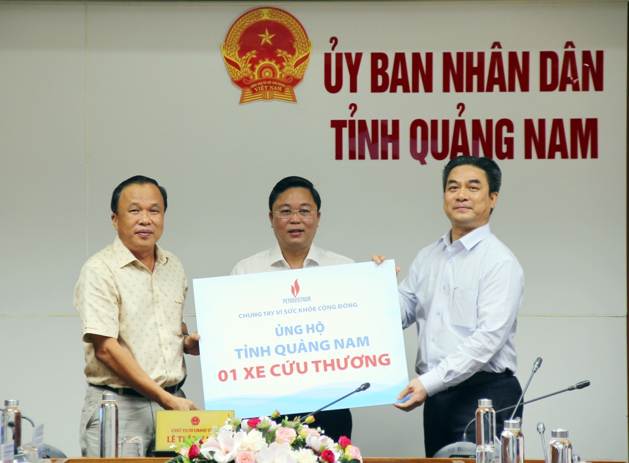 Đại diện Petrovietnam, Phó Tổng Giám đốc Petrovietnam Phạm Tiến Dũng trao tặng xe cứu thương cho UBND tỉnh Quảng Nam.