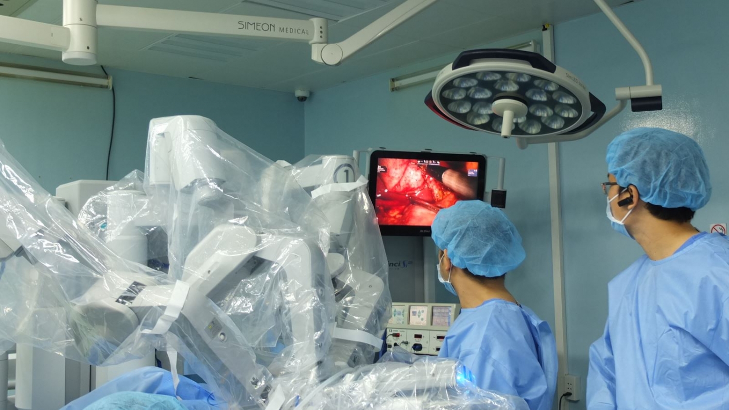 Phẫu thuật robot cứu thai phụ mang song thai thoát cơn nguy kịch