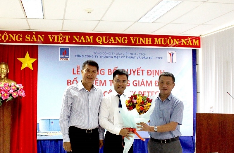 Ông Đoàn Văn Nhuộm – Tổng Giám đốc PVOIL và ông Đỗ Hoàng Phúc – Chủ tịch Hội đồng quản trị PETEC trao quyết định bổ nhiệm ông Trần Văn Dưỡng.