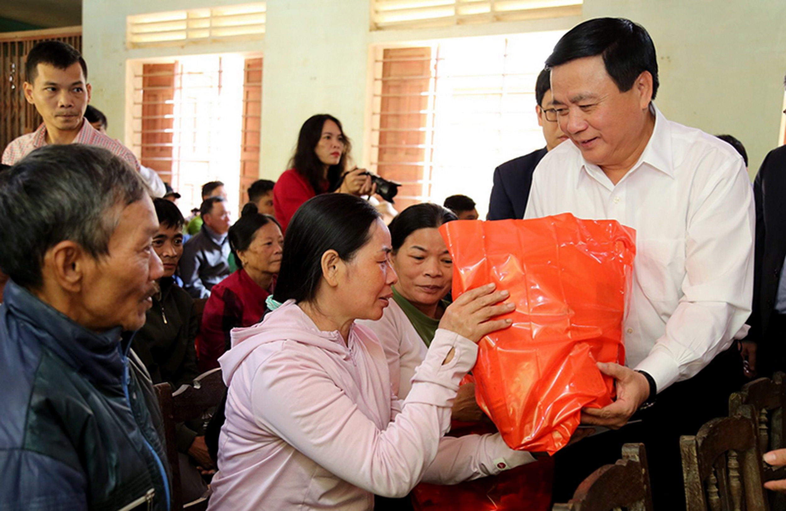 ồng chí Nguyễn Xuân Thắng, Bí thư Trung ương Đảng, Giám đốc Học viện Chính trị quốc gia Hồ Chí Minh thăm hỏi và tặng quà đồng bào miền Trung