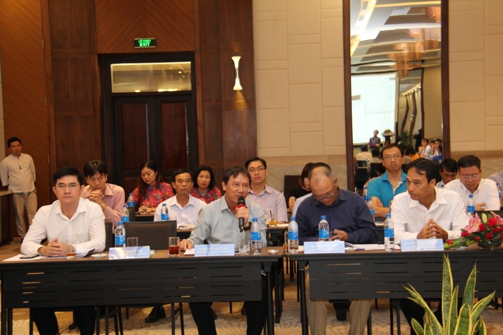 Đồng chí Nguyễn Quốc Đạt – Ủy viên BTV, Trưởng ban Tuyên giáo Đảng ủy, Chủ tịch Công đoàn Vietsovpetro đặt câu hỏi cho báo cáo viên