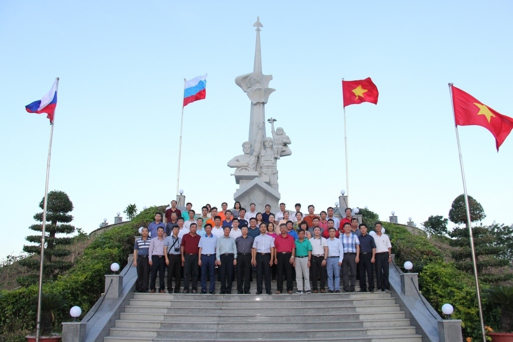 Các đại biểu đặt vòng hoa, dâng hương tại Tượng đài tưởng niệm các quân nhân Liên Xô, Liên Bang Nga và Việt Nam hy sinh vì hòa bình, ổn định khu vực tại TP. Cam Ranh, Khánh Hòa