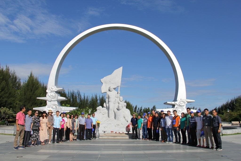 Viếng Tượng đài tưởng niệm các chiến sỹ Gạc Ma ở huyện Cam Lâm, tỉnh Khánh Hòa