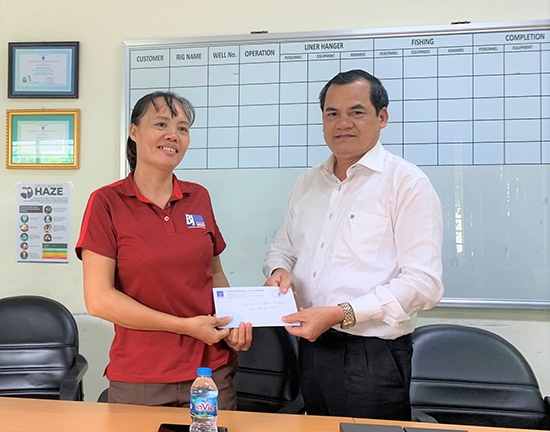 Chị Phạm Thị Thanh – Công đoàn PVD Baker Hughes nhận phần quà hỗ trợ từ Công đoàn PV Drilling