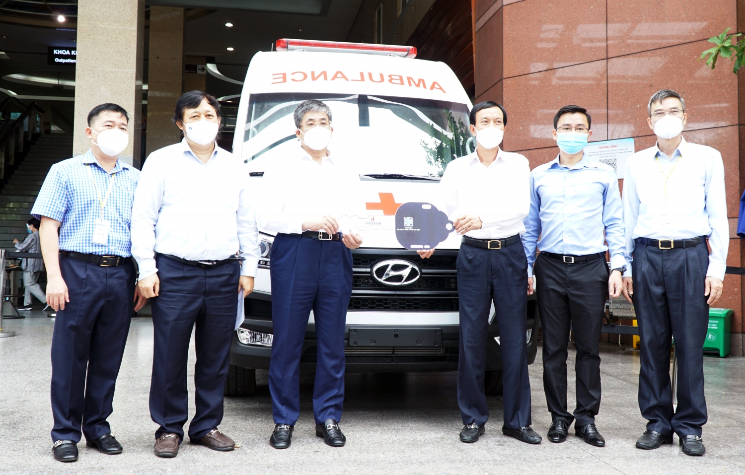 Petrovietnam trao tặng xe cứu thương cho Bệnh viện Đại học Y Dược TP HCM