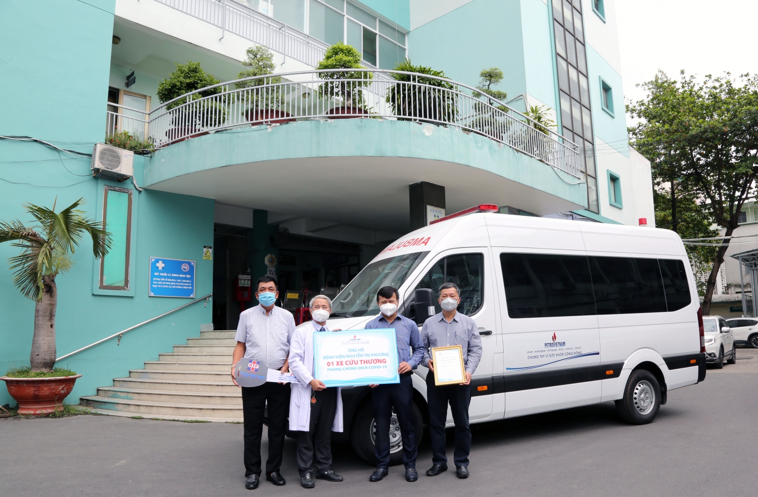 PVTrans thay mặt Petrovietnam trao tặng xe cứu thương cho Bệnh viện Nguyễn Tri Phương