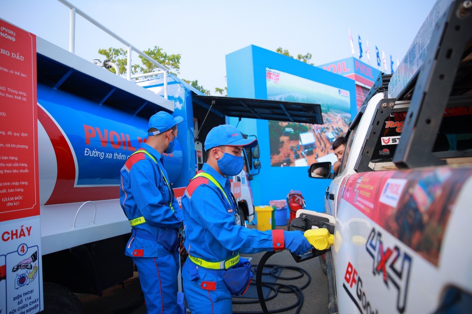 Nhân viên PVOIL cấp phát xăng dầu tài trợ cho các xe thi đấu