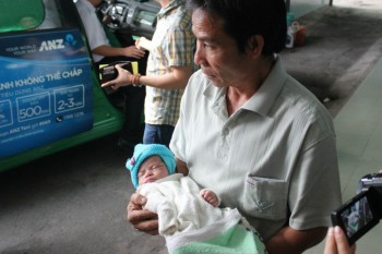 'Bé sơ sinh bị ném xuống giếng' đến TP HCM chữa bệnh