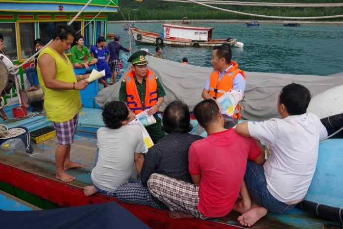 pv gas tuyen truyen bao ve duong ong dan khi tren bien cho ngu dan con dao