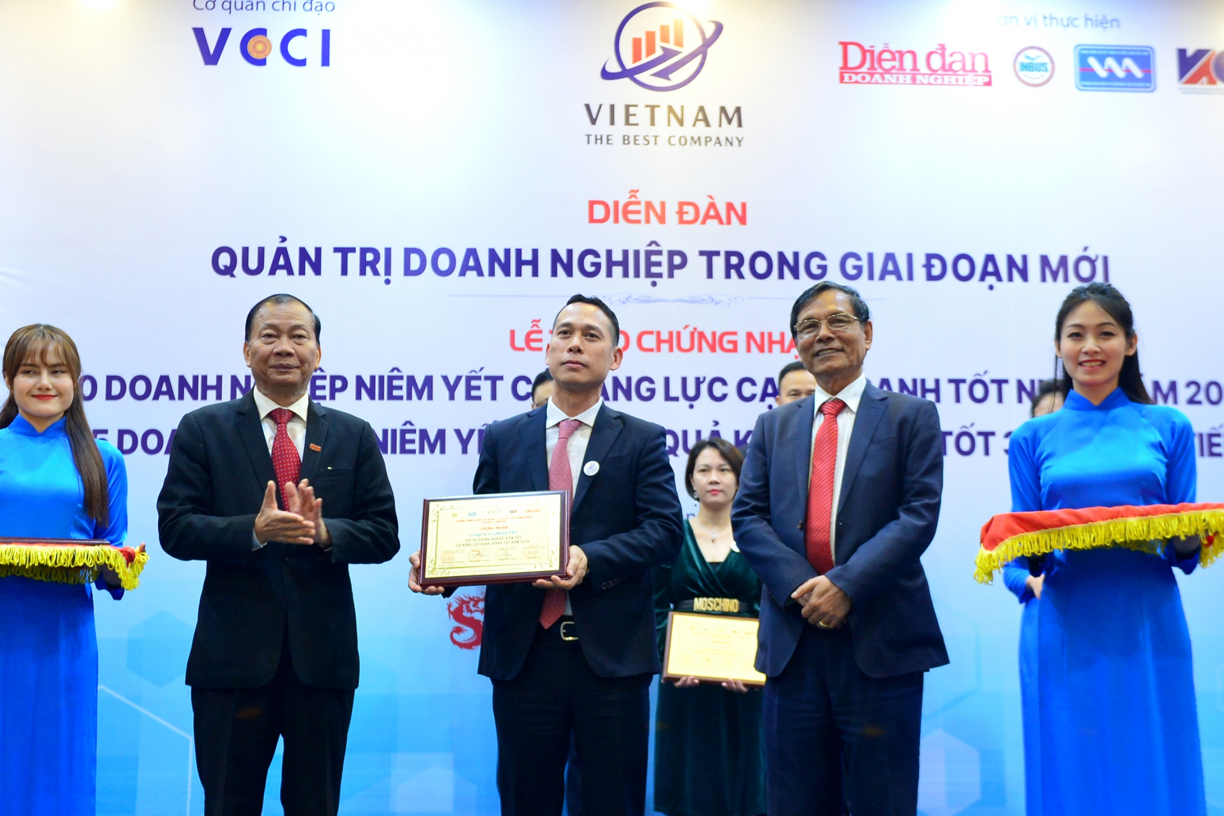 Ông Nguyễn Tuấn Anh- Phó giám đốc Ban QL&PTNNL đại diện PVI nhận giải thưởng