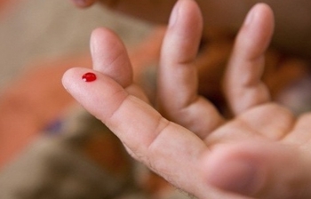 Sự thật về chích nặn máu ngón tay khi phát hiện bệnh nhân đột quỵ